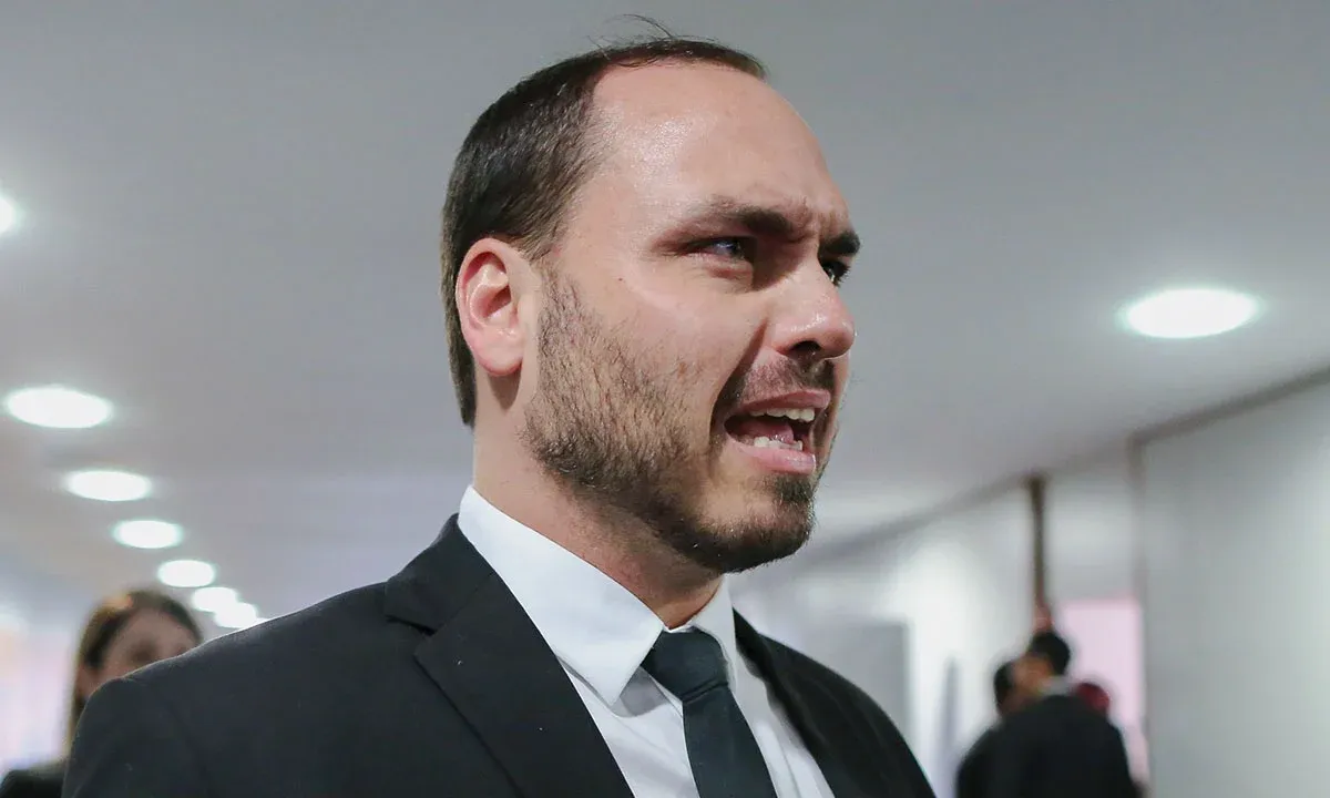 Carlos Bolsonaro e aliados indiciados por suposta espionagem paralela na Abin