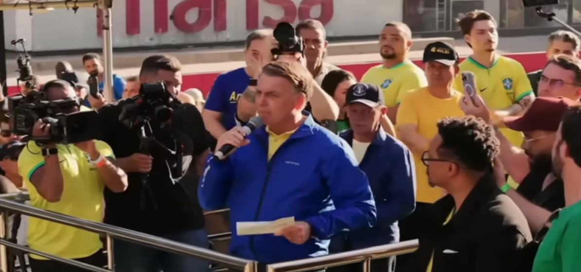 Bolsonaro discursou na Paulista sob cuidados médicos