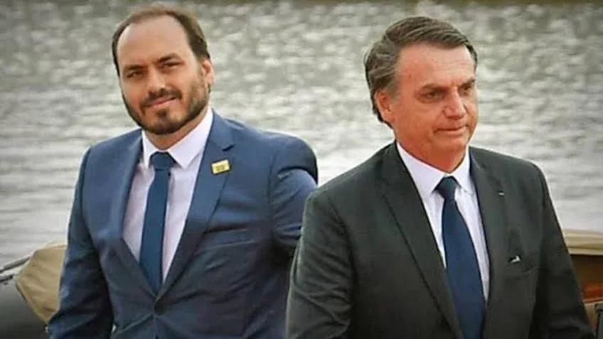 Carlos Bolsonaro será candidato ao Senado por Santa Catarina, diz ex-presidente