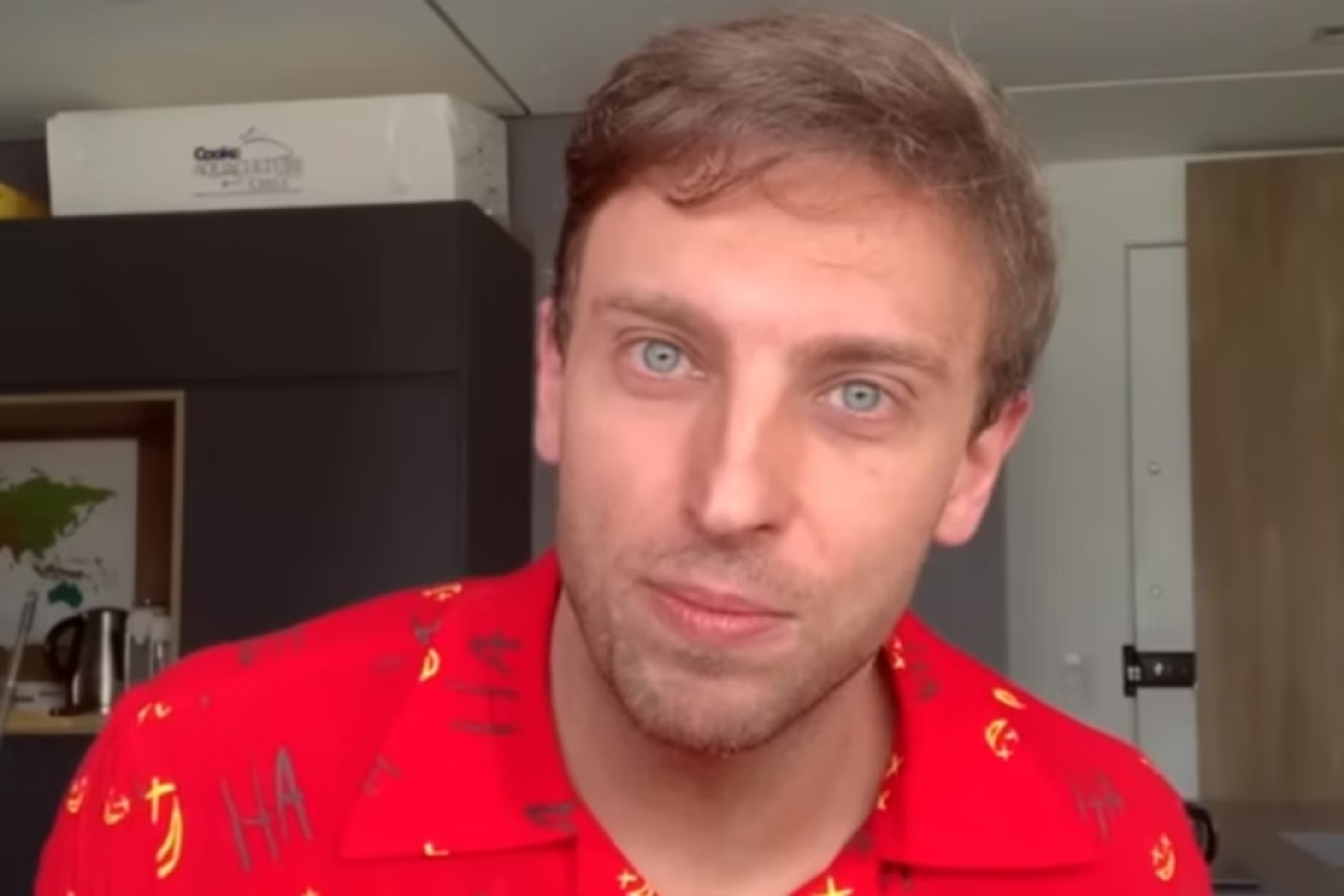 Léo Lins é condenado a 8 anos de prisão por piadas em show
