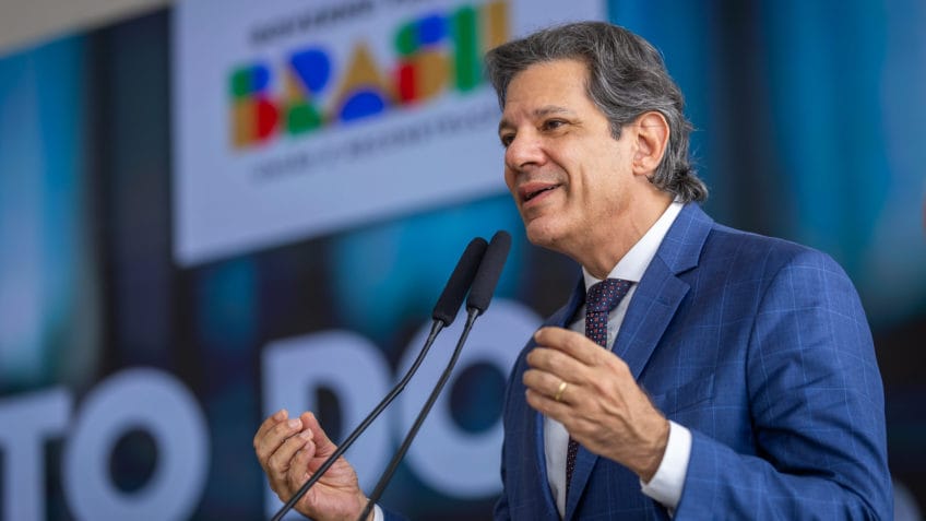 Haddad entra em férias durante impasse sobre aumento do IOF