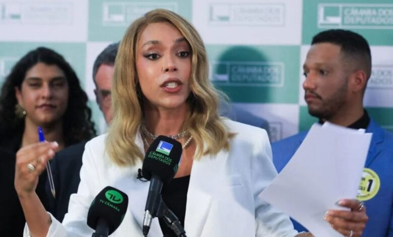 Governo Lula aciona Erika Hilton para blindar comunicação digital