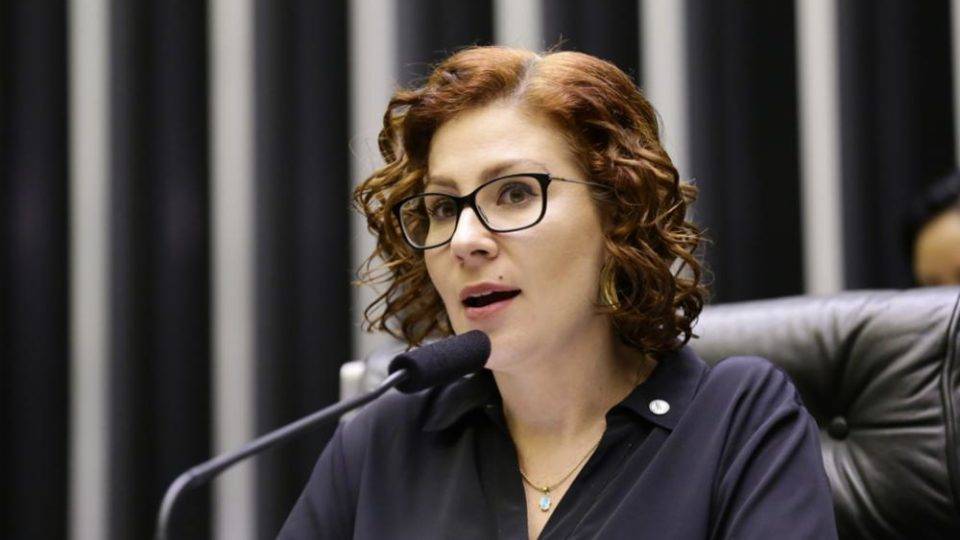 Carla Zambelli tem prisão preventiva decretada por Moraes; defesa aponta ilegalidades