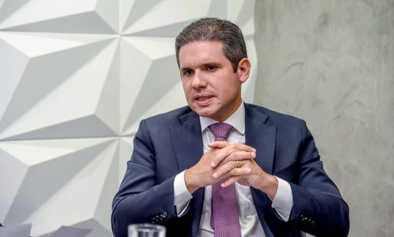 Hugo Motta revê discurso e tensiona relação com STF e Planalto
