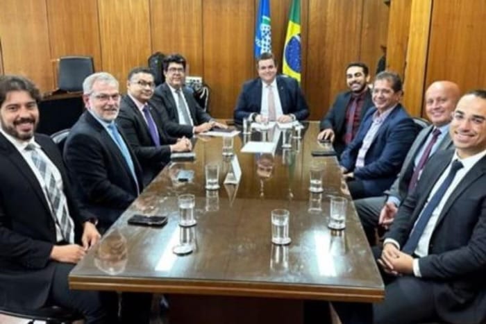 Foto em reunião com lobista pressiona ministro da Previdência no escândalo do INSS