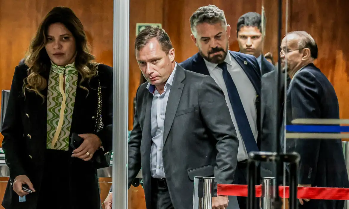 Cid afirma que Bolsonaro foi contra bloqueios de estradas em 2022