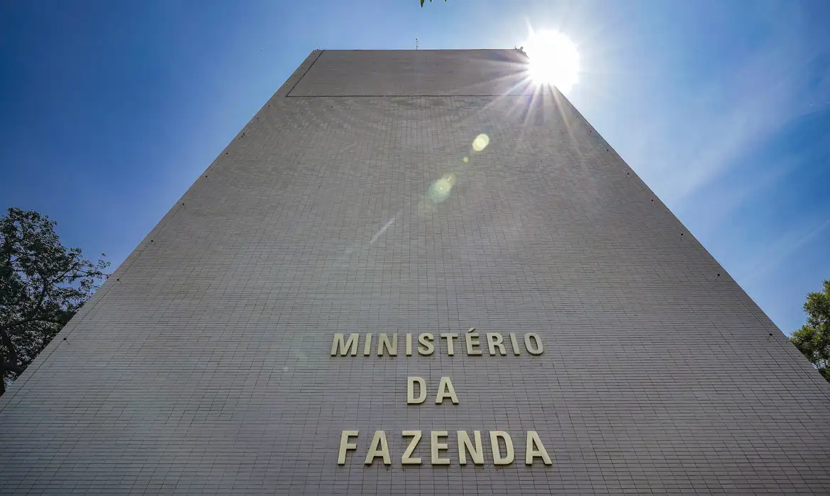 Déficit explode em dois meses e governo corre contra o tempo