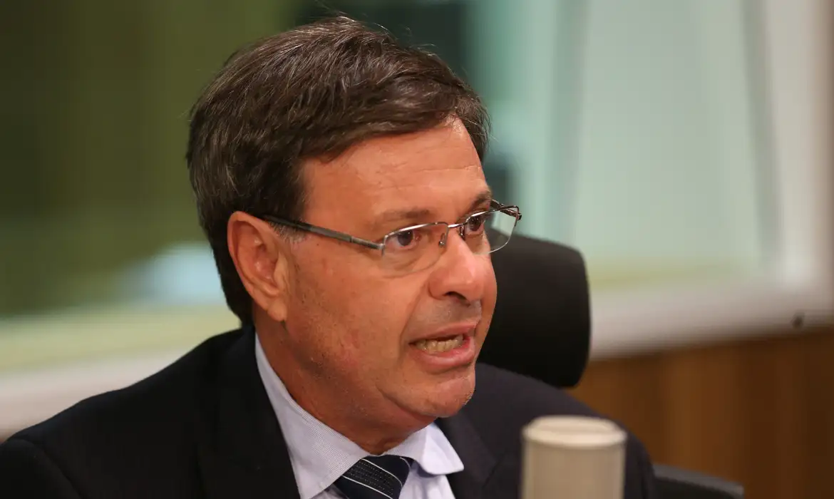 Gilson Machado nega irregularidades após prisão por passaporte