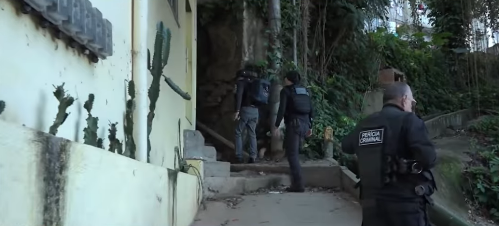Blindagem para os líderes, abandono para o povo