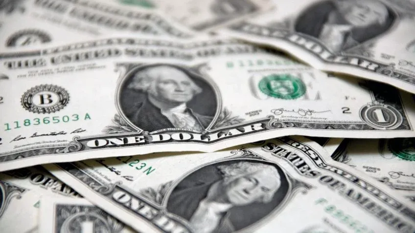 Dólar recua a R$ 5,42 com influência externa e embate interno sobre IOF